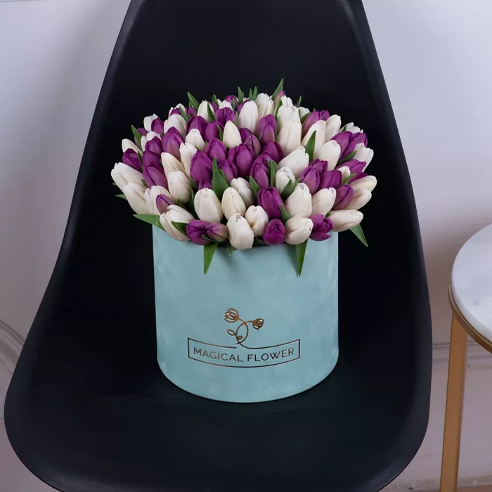 101 разноцветный тюльпан в зеленой бархатной шляпной коробке