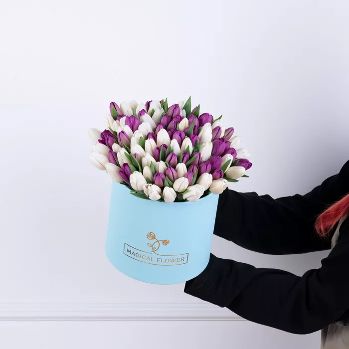 101 тюльпан микс в голубой шляпной коробке