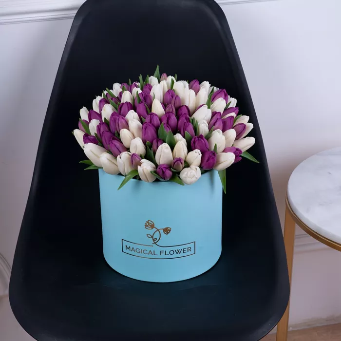 101 тюльпан микс в голубой шляпной коробке