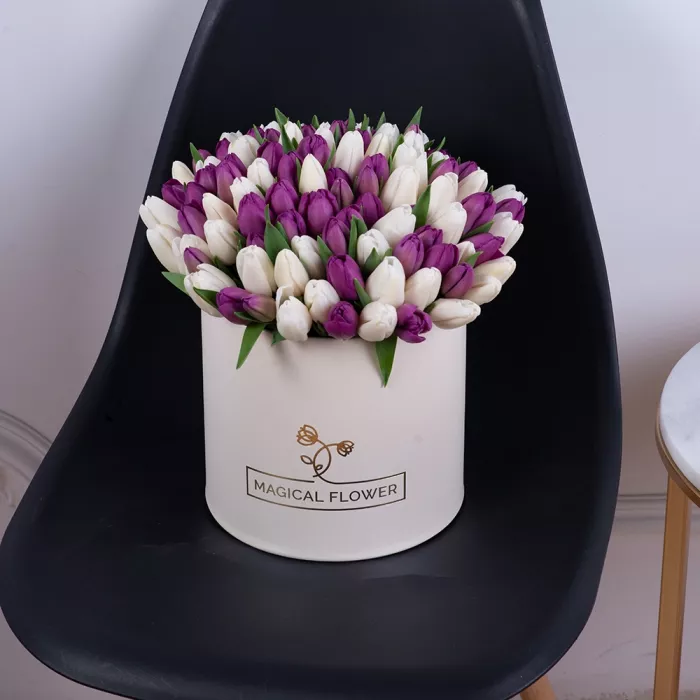 101 разноцветный тюльпан в кремовой шляпной коробке