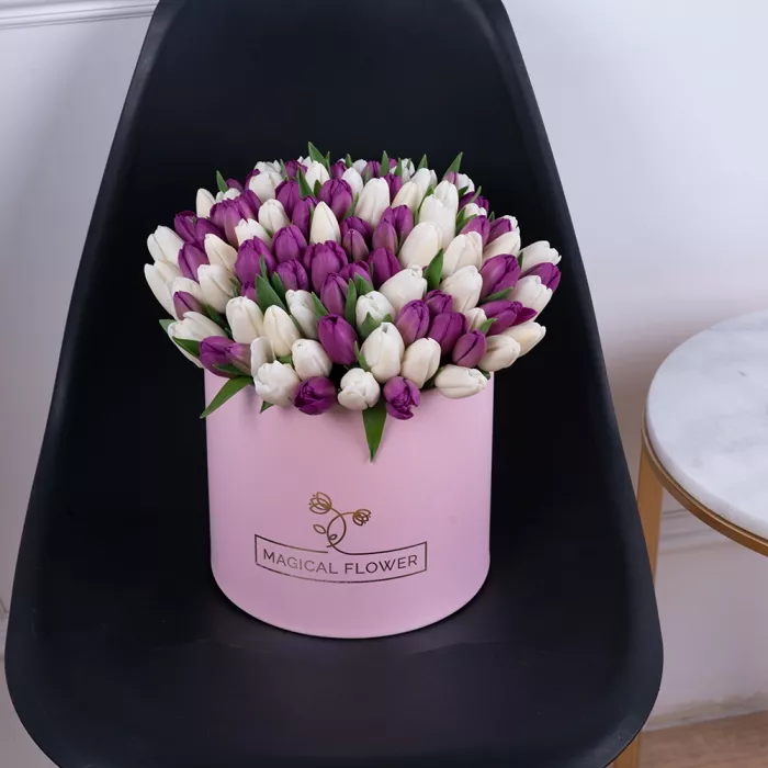 101 разноцветный тюльпан в розовой шляпной коробке
