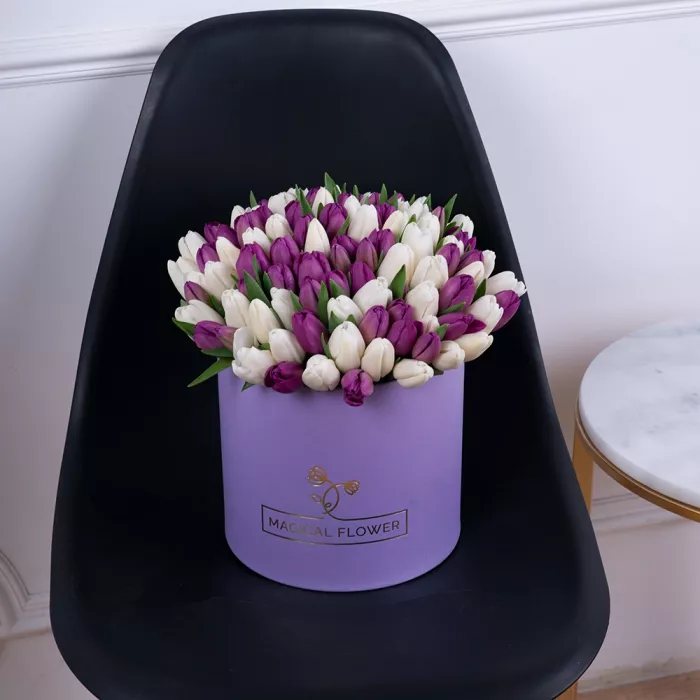 101 разноцветный тюльпан в фиолетовой шляпной коробке