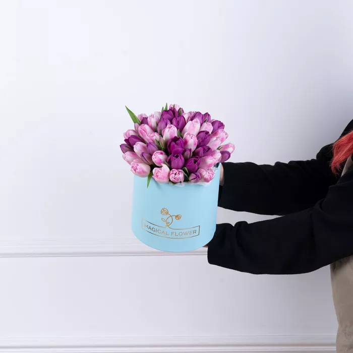 Разноцветный 51 тюльпан в голубой шляпной коробке