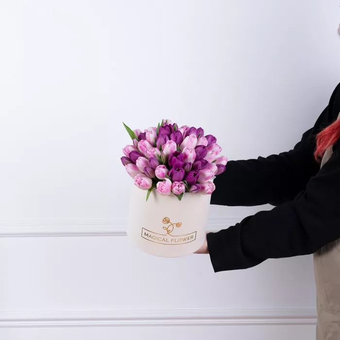 Разноцветный 51 тюльпан в шляпной кремовой коробке