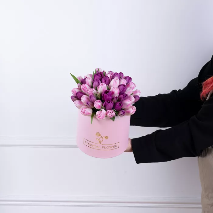 Разноцветный 51 тюльпан в розовой шляпной коробке