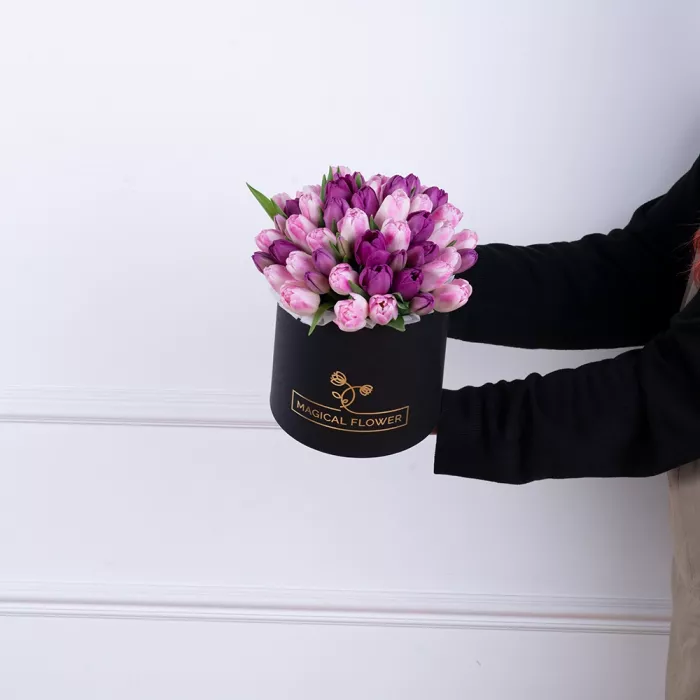 Разноцветный 51 тюльпан в черной шляпной коробке