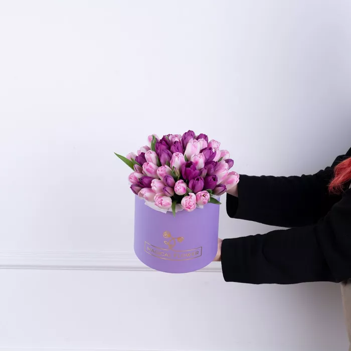 Разноцветный 51 тюльпан в фиолетовой шляпной коробке