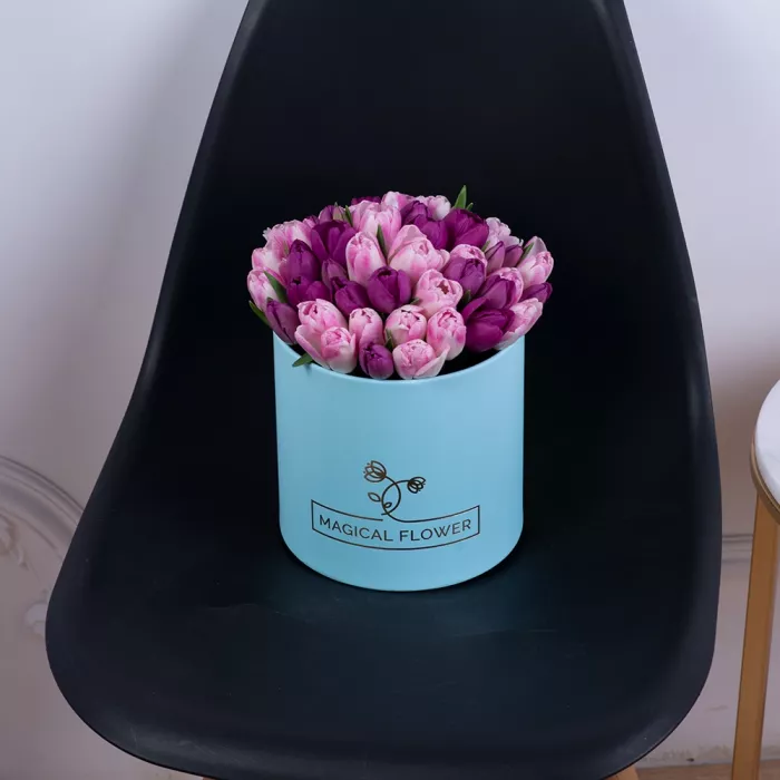 Разноцветный 51 тюльпан в голубой шляпной коробке