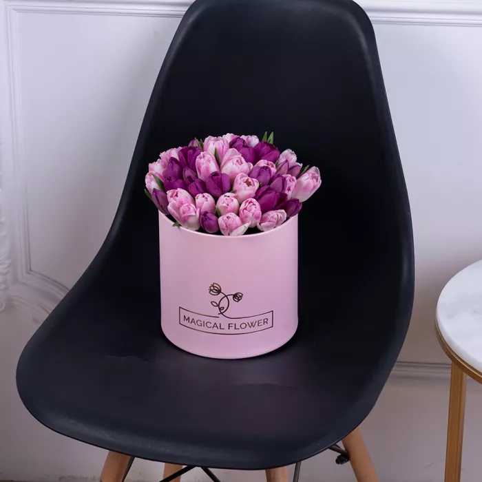 Разноцветный 51 тюльпан в розовой шляпной коробке