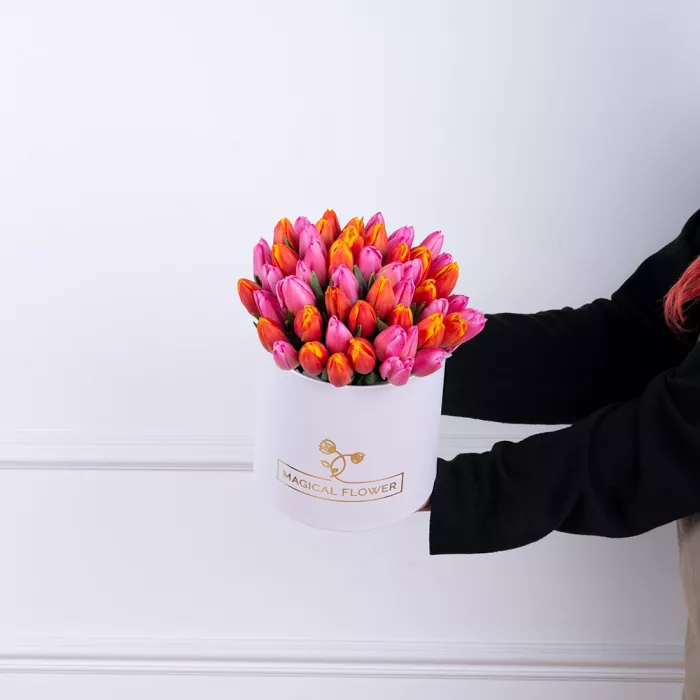 Букет микс из 51 тюльпана в белой шляпной коробке