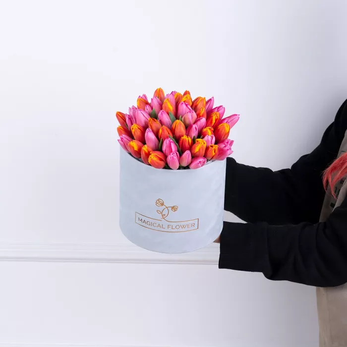 Букет микс из 51 тюльпана в серой бархатной шляпной коробке