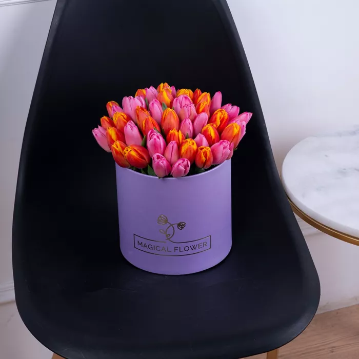 Букет микс из 51 тюльпана в фиолетовой шляпной коробке