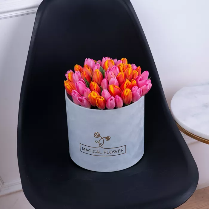 Букет микс из 51 тюльпана в серой бархатной шляпной коробке