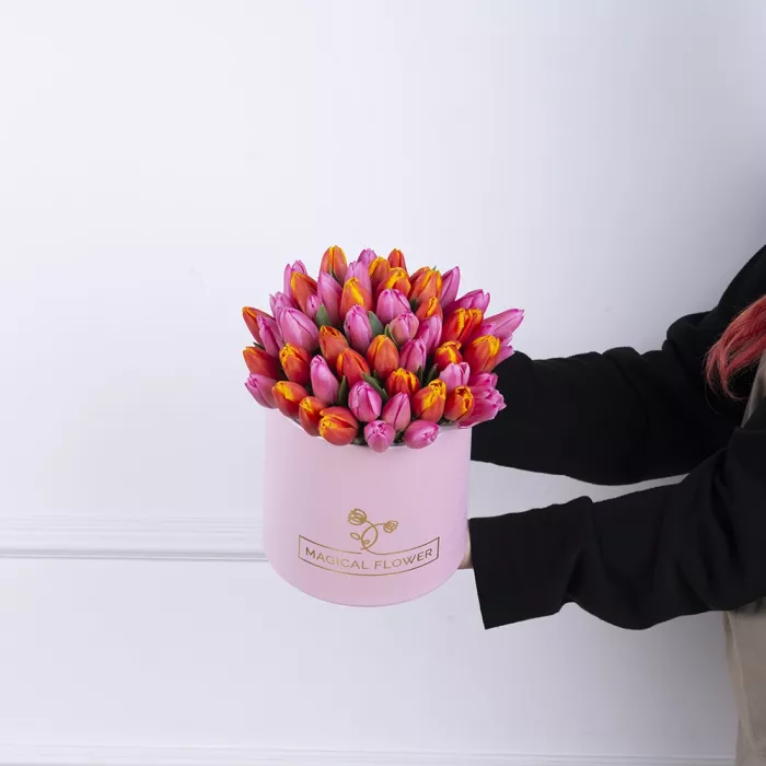 Букет микс из 51 тюльпана в роовой шляпной коробке