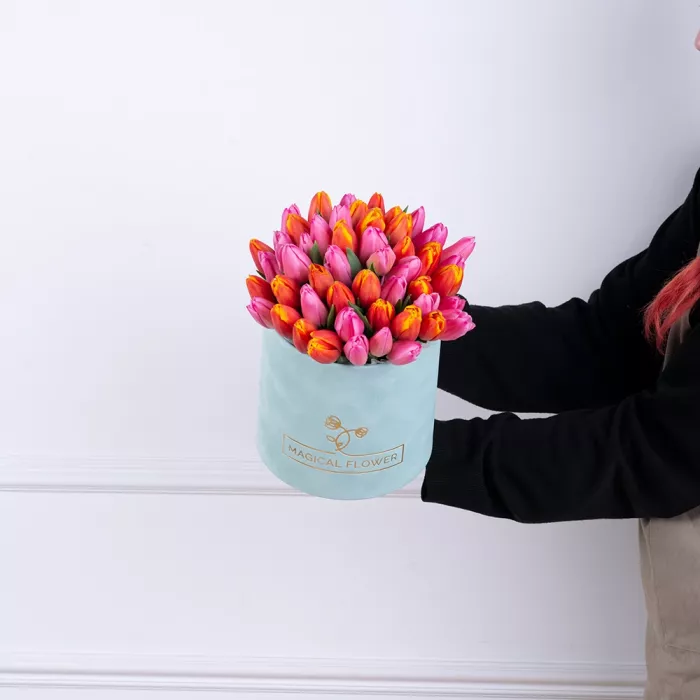 Букет микс из 51 тюльпана в зеленой бархатной шляпной коробке