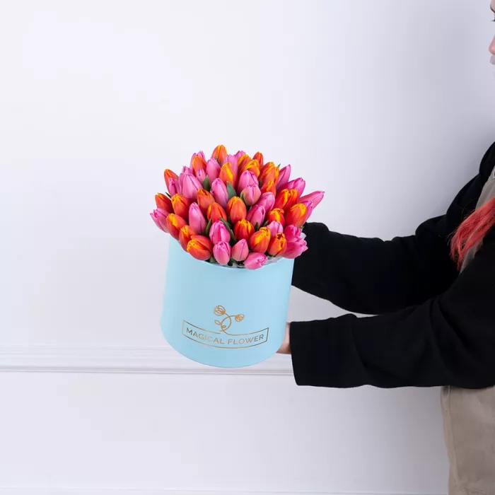 Букет микс из 51 тюльпана в голубой шляпной коробке