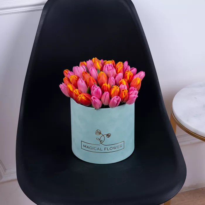 Букет микс из 51 тюльпана в зеленой бархатной шляпной коробке