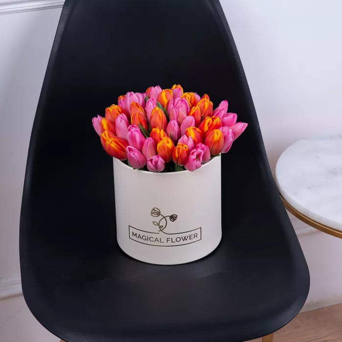 Букет микс из 51 тюльпана в кремовой шляпной коробке