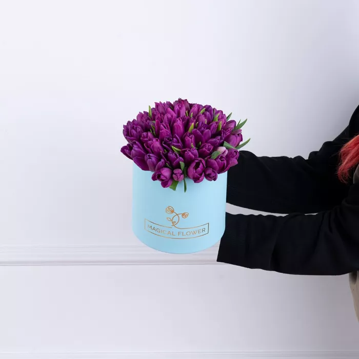 51 фиолетовый тюльпан в голубой шляпной коробке