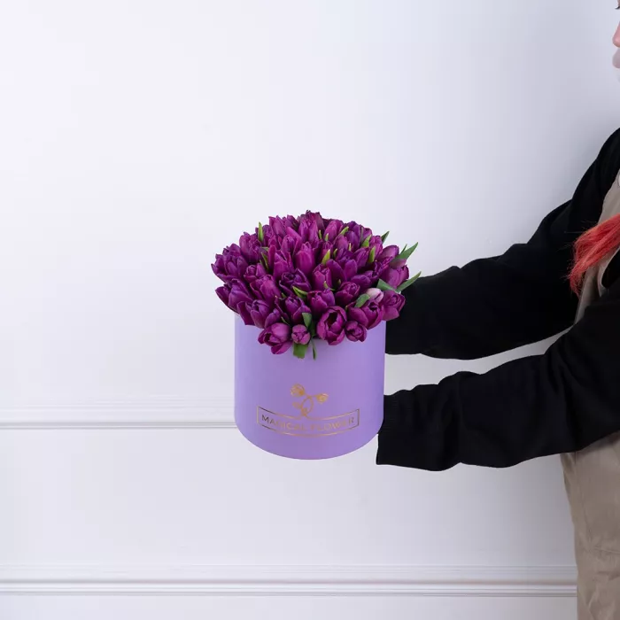 51 фиолетовый тюльпан в фиолетовой шляпной коробке