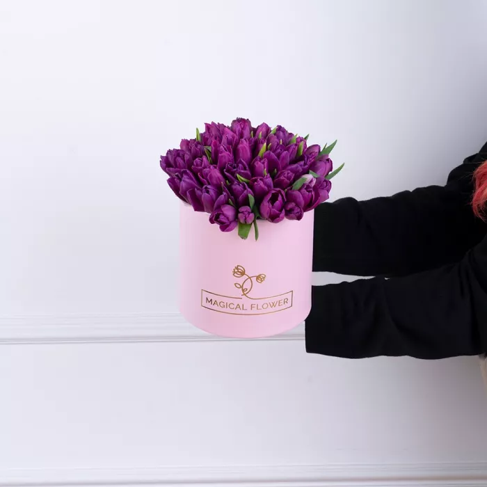 51 фиолетовый тюльпан в розовой шляпной коробке