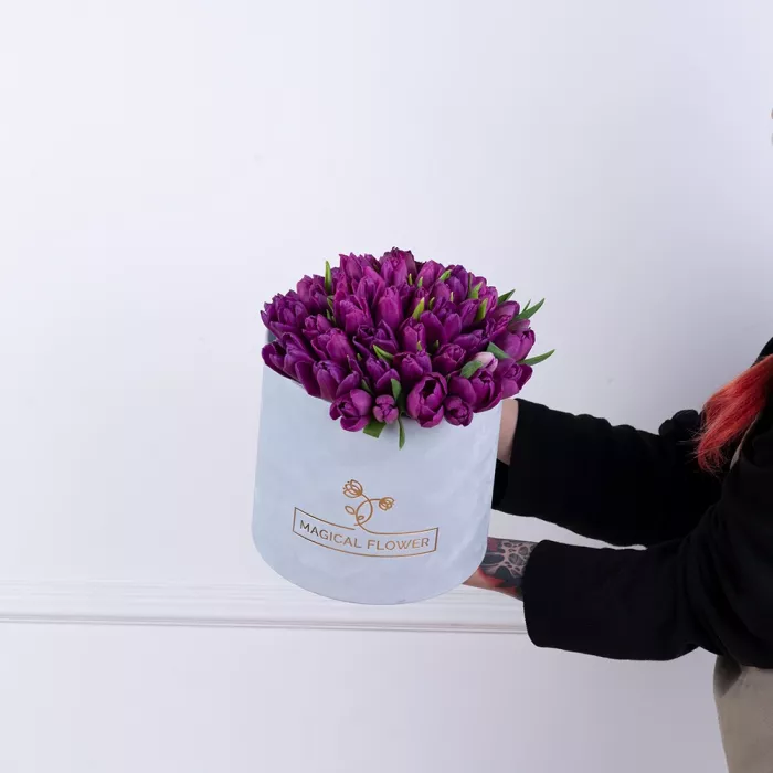 51 фиолетовый тюльпан в серой бархатной шляпной коробке