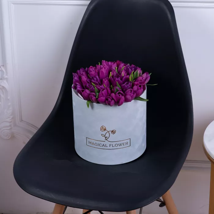51 фиолетовый тюльпан в серой бархатной шляпной коробке