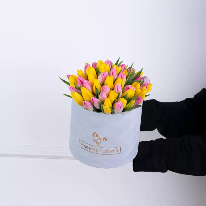 51 разноцветных тюльпан в серой бархатной шляпной коробке