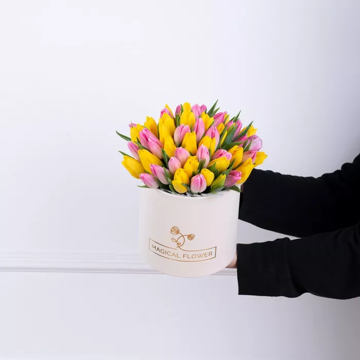 51 разноцветных тюльпан в кремовой шляпной коробке