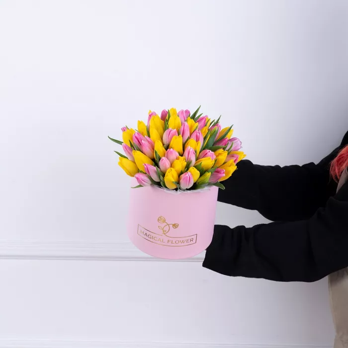 51 разноцветных тюльпан в розовой шляпной коробке