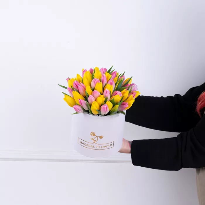 51 разноцветных тюльпан в белой шляпной коробке