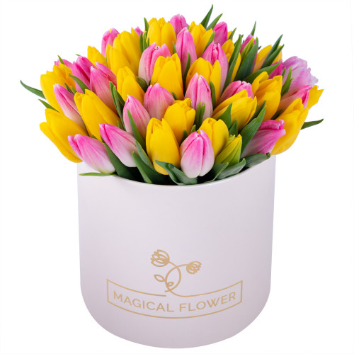 51 разноцветных тюльпан в кремовой шляпной коробке