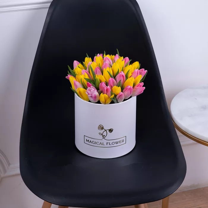 51 разноцветных тюльпан в белой шляпной коробке