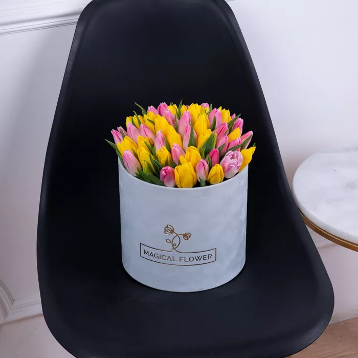 51 разноцветных тюльпан в серой бархатной шляпной коробке