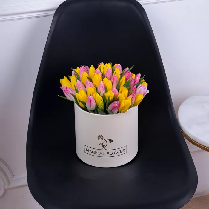 51 разноцветных тюльпан в кремовой шляпной коробке