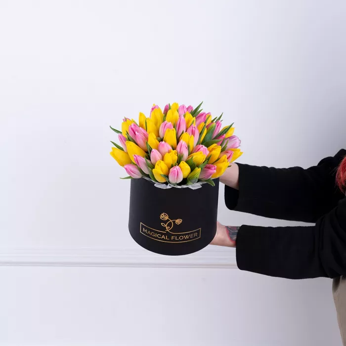 51 разноцветных тюльпан в черной шляпной коробке