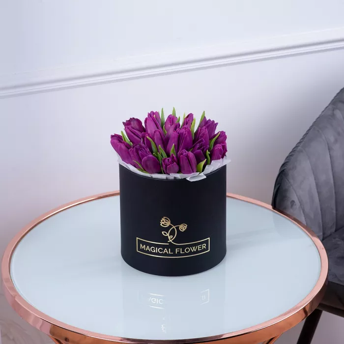25 фиолетовых тюльпан в черной шляпной коробке