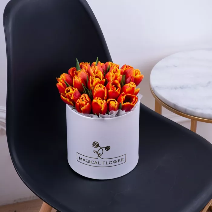 25 огненных тюльпан в белой шляпной коробке