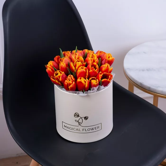 25 огненных тюльпан в кремовой шляпной коробке