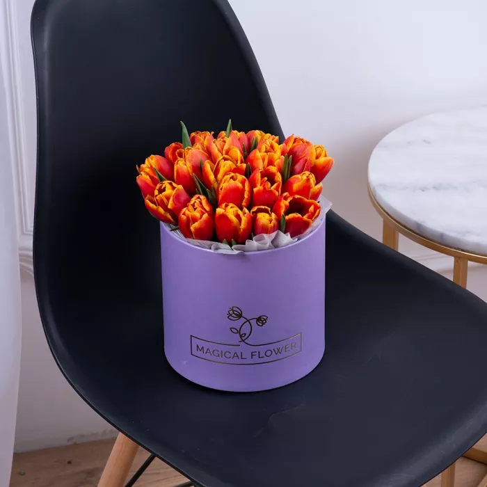 25 огненных тюльпан в фиолетовой шляпной коробке