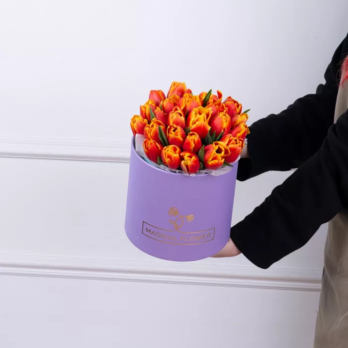 25 огненных тюльпан в фиолетовой шляпной коробке
