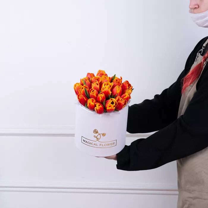 25 огненных тюльпан в белой шляпной коробке