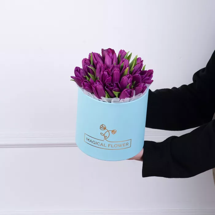 25 фиолетовых тюльпан в голубой шляпной коробке