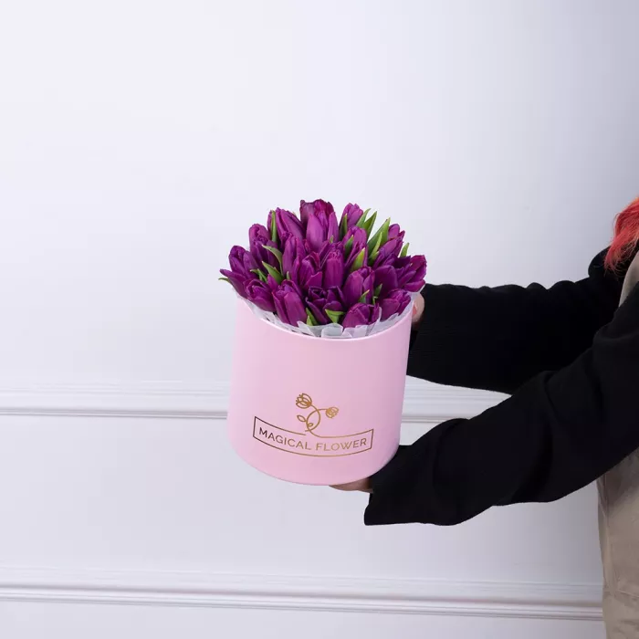 25 фиолетовых тюльпан в розовой шляпной коробке