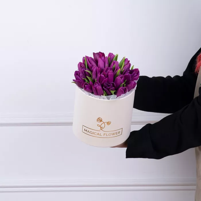 25 фиолетовых тюльпан в кремовой шляпной коробке