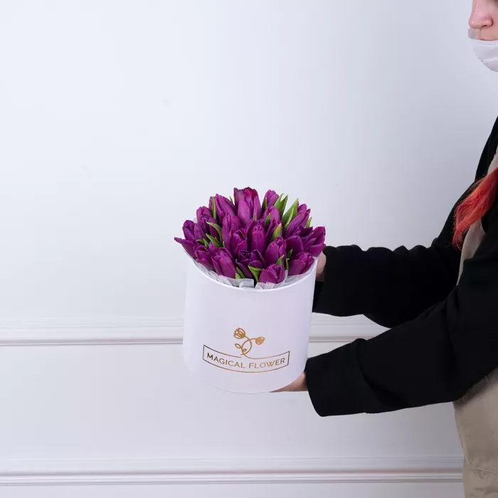 25 фиолетовых тюльпан в белой шляпной коробке
