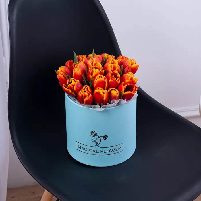 25 огненных тюльпан в голубой шляпной коробке