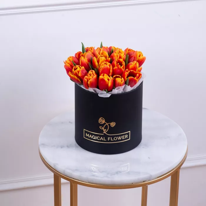 25 огненных тюльпан в черной шляпной коробке