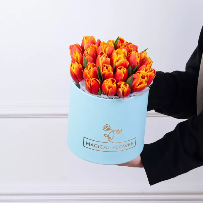 25 огненных тюльпан в голубой шляпной коробке