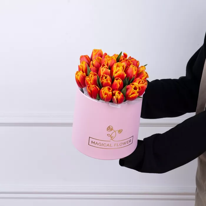 25 огненных тюльпан в розовой шляпной коробке